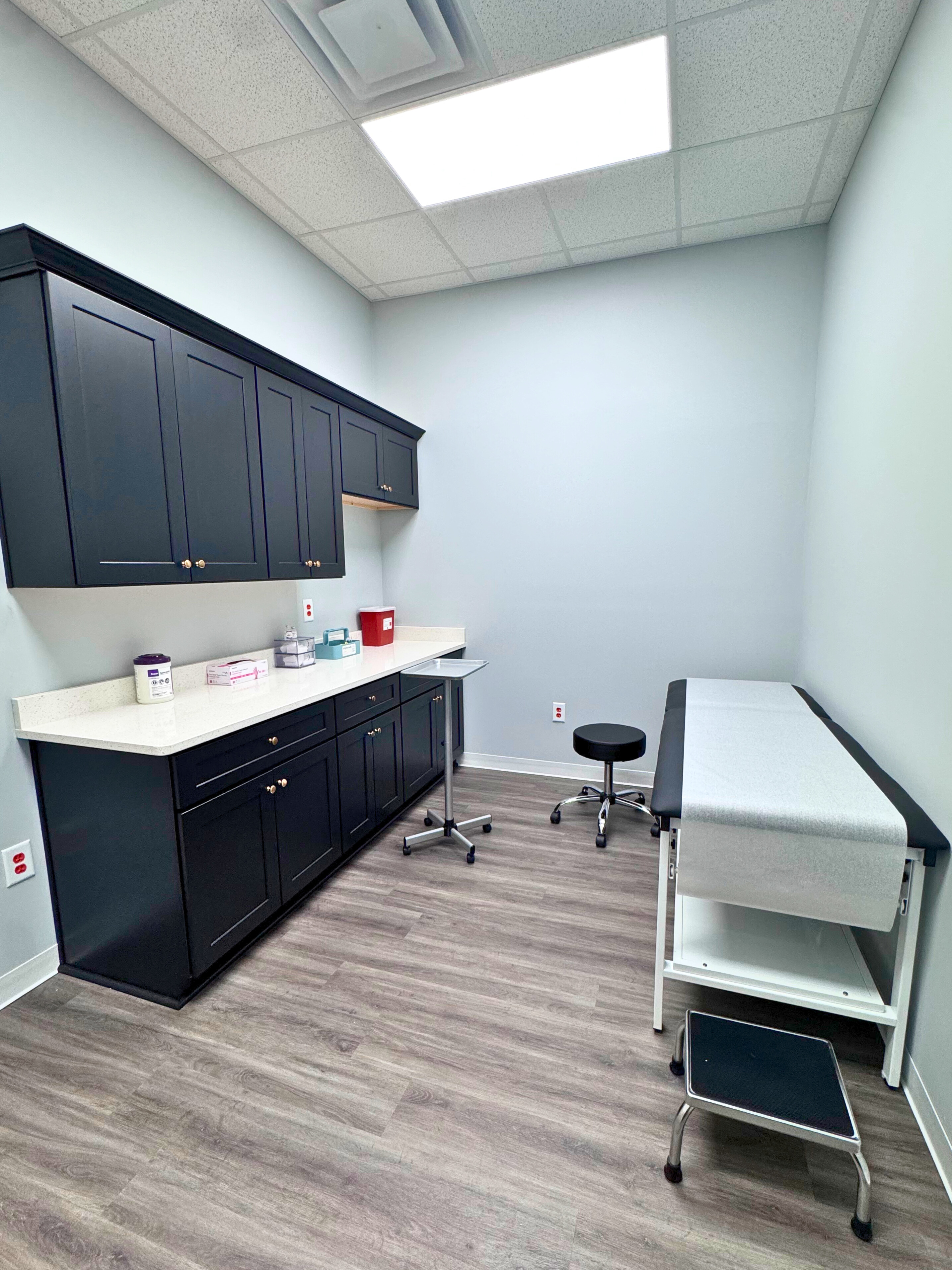 Modern patient room at Elite Aesthetics with medical equipment and comfortable design for procedures and consultations