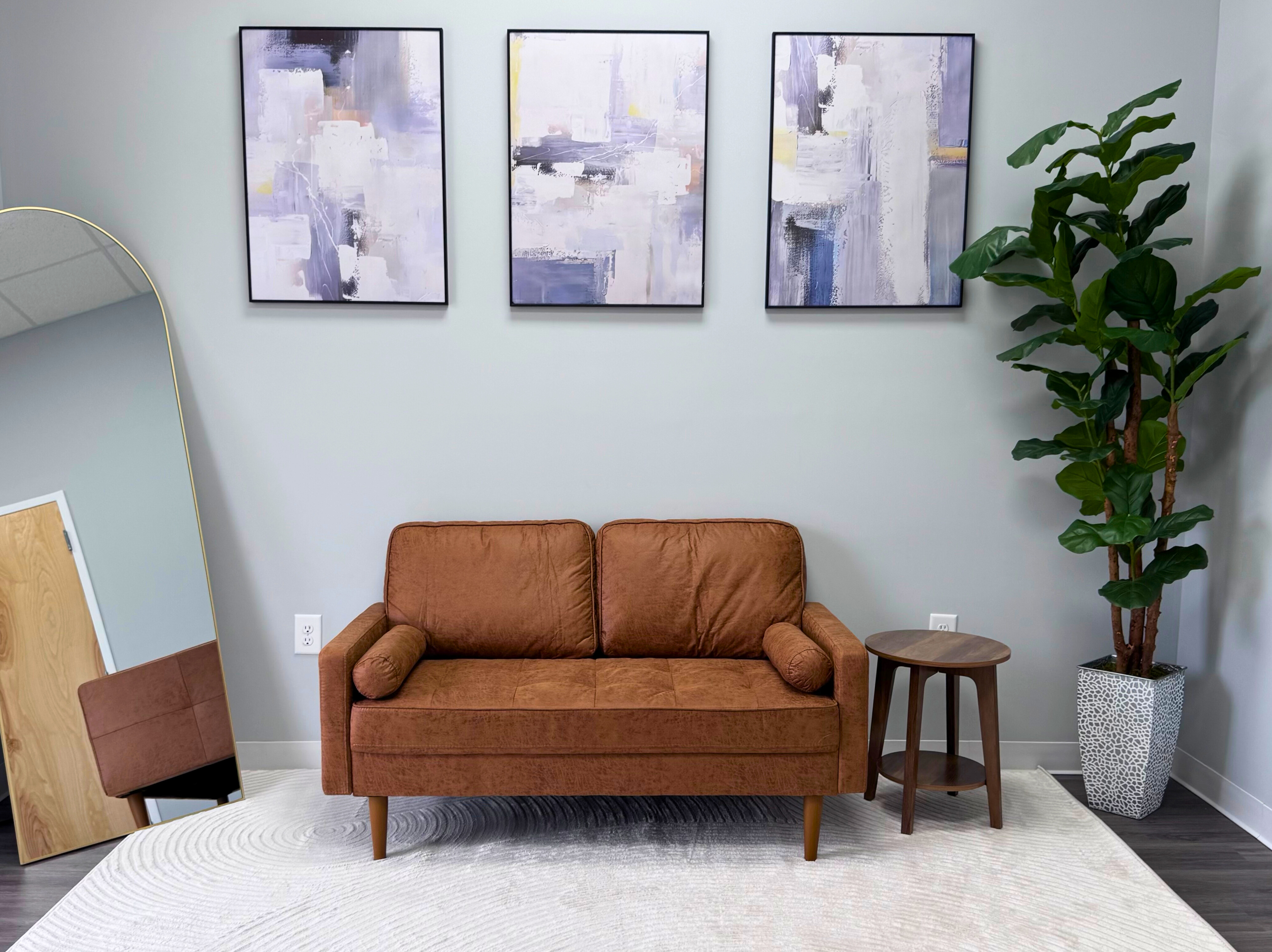 Comfortable waiting area at Elite Aesthetics featuring elegant decor and relaxing atmosphere